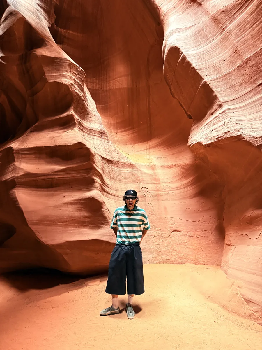 Jan im gestreiften Polo im Antelope Canyon